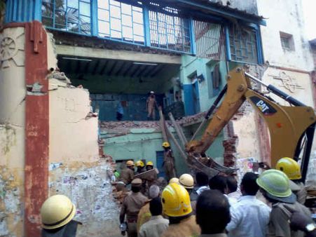 நாகை பொறையாறில் போக்குவரத்துக் கழக கட்டிட மேற்கூரை இடிந்து விபத்து- உயிரிழப்பு 9ஆக ஆதிகரிப்பு