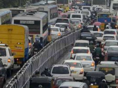 வெளுத்து வாங்கும் மழை... சென்னையில் கடும் போக்குவரத்து நெரிசல் - ஊர்ந்து செல்லும் வாகனங்கள்