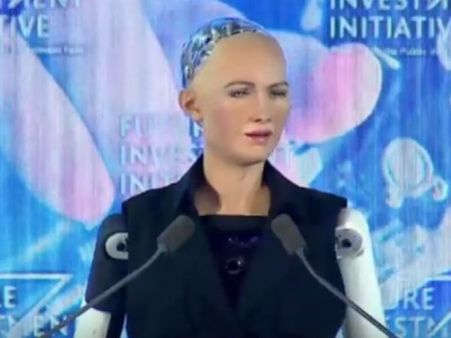 உலகிலேயே முதல் முறையாக, ரோபோக்களுக்கு குடியுரிமை அளிக்கும் சவுதி அரேபியா!