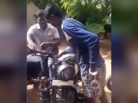 மக்களே உஷார் ! பூட்டிய டூவிலரை இப்படித்தான் திருடுகிறார்களாம்... வைராலாகும் ஒரு திருடனின் வீடியோ