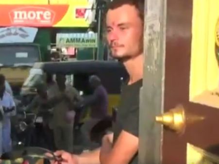 ஏடிஎம் கார்டு முடங்கியதால்... சென்னையை சுற்றி பார்க்க காஞ்சி கோவிலில் கையேந்திய ரஷ்ய இளைஞர்