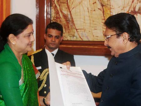 சசிகலாவை ஆட்சி அமைக்க அழைக்காதது ஏன்... தமிழக முன்னாள் ஆளுநரின் புத்தகத்தின் தகவல்