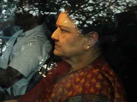 சசிகலாவுக்கு 5 நாட்கள் பரோல்- சென்னை வந்து சேர்ந்தார்!