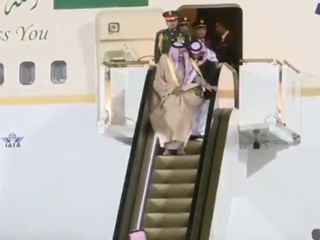 பாதியிலேயே நின்ற தங்க எஸ்கலேட்டர்.. இறங்கி வந்த சவூதி மன்னர்!