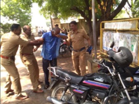 நெல்லை கலெக்டர் அலுவலகத்தில் மீண்டும் பரபரப்பு.. தினகரன் ஆதரவு அரசு பஸ் டிரைவர் தீக்குளிக்க முயற்சி