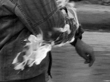 தேனியிலும் கந்துவட்டி கொடுமை - ஆட்சியர் அலுவலகத்தில் தாய், மகன் தீக்குளிக்க முயற்சி!