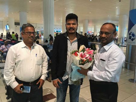 துபாயில் இயக்குநர் ஷங்கருக்கு வரவேற்பு பூச்சென்டு கொடுத்து உற்சாக வரவேற்பு!