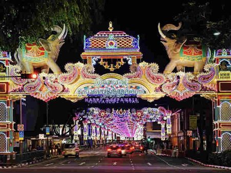 நெருங்கும் தீபாவளி... வண்ண விளக்கு அலங்காரத்தால் ஜொலிக்கும் சிங்கப்பூர் 'லிட்டில் இந்தியா'