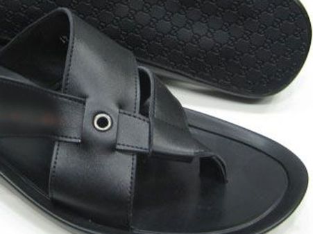 என்னங்க சொல்றீங்க.. செருப்பை காணோம் என்று போலீஸைத் தேடி வந்த புனேகாரர்!