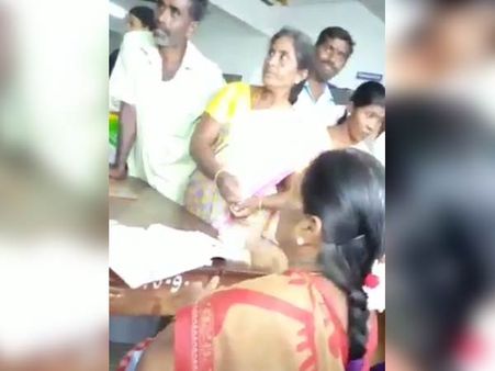 ஏழைகளுக்கான தாலிக்குத் தங்கம் திட்டத்துக்கு லஞ்சம்.... வீடியோவில் பிடிபட்ட சமூக நலத் துறை அலுவலர்