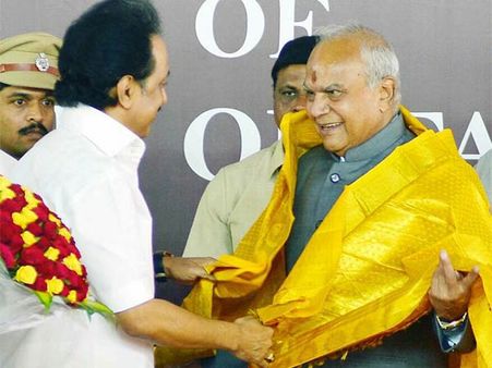 ஆளுநரை வாழ்த்துவதிலும் அரசியலா? தடுத்தது ஏன்?: ஸ்டாலின் புகார்