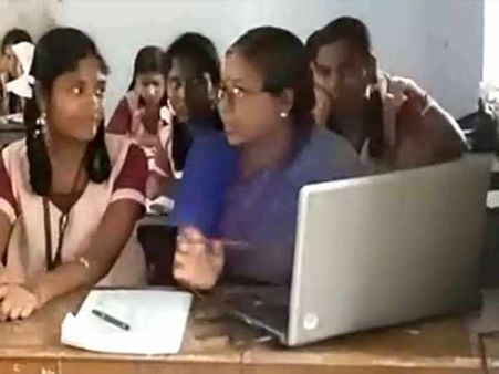 100 மார்க் எடுத்த மாணவிகளை விமானத்தில் பறக்க வைத்த அரசு பள்ளி ஆசிரியை