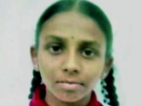 தெலுங்கானாவில் புத்தக பை சுமை தாங்காமல் மாடியில் இருந்து தவறி விழுந்து மாணவி பலி