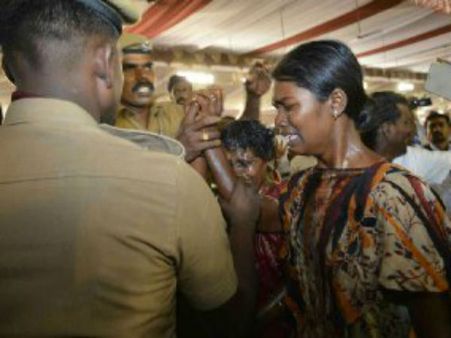 தேசிய கீதம் பாடும் போது தீ குளிக்க முயற்சித்த பெண்கள்... அதிர்ந்த முதல்வர் - வீடியோ