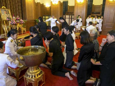 ஓராண்டுக்கு முன் மறைந்த தாய்லாந்து மன்னரின் உடல் தகனம்.. பல்லாயிரக்கணக்கானோர் கண்ணீர் அஞ்சலி