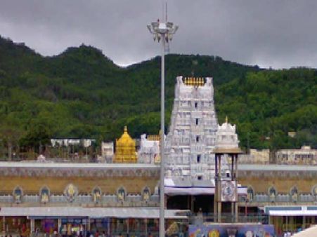 திருப்பதி ஏழுமலையான் கோவில் நுழைவு வாயிலில் மின்கசிவு.. பக்தர்கள் அலறியடித்து ஓட்டம்