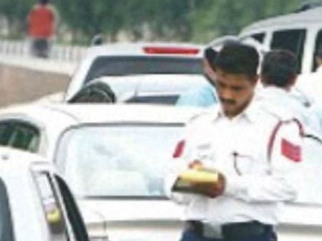 வேன் ஓட்டும்போது ஹெல்மெட் அணியாதது ஏன்? டிரைவரின் உரிமத்தை ரத்து செய்ய பரிந்துரைத்த 