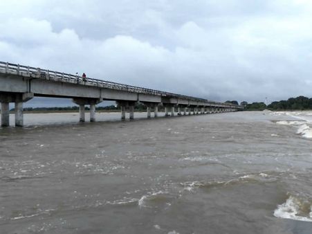 தமிழக எல்லையில் கொட்டித் தீர்க்கும் மழை... வெள்ளம் கரைபுரண்டோடும் பாலாறு