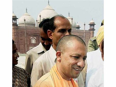 சர்ச்சைகள் எதிரொலி.. தாஜ்மகாலுக்கு விசிட் அடித்து சுத்தம் செய்த யோகி ஆதித்யாநாத்