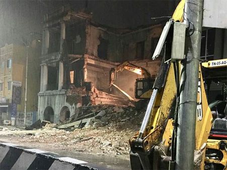 சென்னை ராஜாஜி சாலையில் 100 ஆண்டு பழமையான கட்டடம் இடிந்து விபத்து- உடனடியாக அகற்றம்
