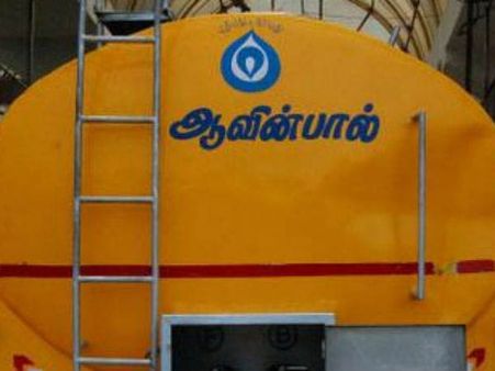 விழுப்புரத்தில் ஆவின் பால் லாரி கவிழ்ந்து விபத்து... சாலையில் ஆறாக ஓடிய பால்!