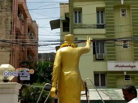 தேனியில் எம்.ஜி.ஆர் நூற்றாண்டு விழா நாளை பள்ளிகளுக்கு விடுமுறை- சர்ச்சை