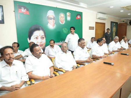 அதிமுக ஆட்சி மன்ற குழு மாற்றி அமைப்பு! ஓபிஎஸ், ஈபிஎஸ் உட்பட 9 பேர் நியமனம்!!