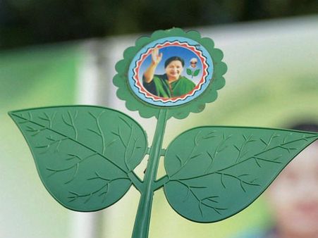 ஆர்.கே.நகர் தொகுதி அதிமுக வேட்பாளர் நாளை அறிவிப்பு- ஆட்சி மன்ற குழு கூடுகிறது