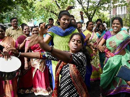 அம்மா போல கொண்டை.. அம்மா போல புடவை.. சசிகலாவை ஒரு பிடி பிடித்த அதிமுக பெண் தொண்டர்!