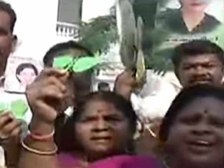 இரட்டை இலைச்சின்னம் ஓபிஎஸ்-ஈபிஎஸ் அணிக்கு ஒதுக்கியதாக தகவல்.. அதிமுகவினர் குத்தாட்டம் கொண்டாட்டம்