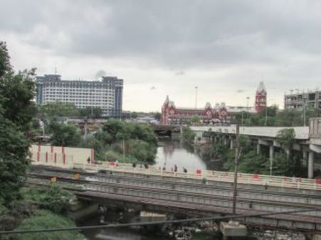 அதிகாரிகள் அலட்சியம்... பேசின்பாலத்தில் பணியில் இருந்த தொழிலாளி கூவத்தில் விழுந்து பலி!