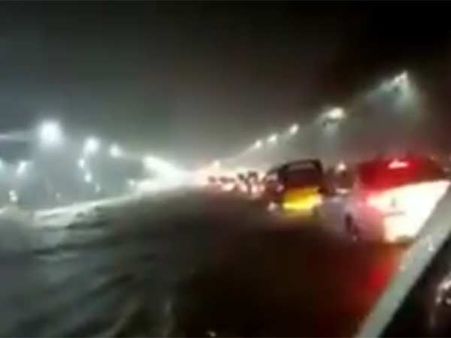 இரவு முழுவதும் கொட்டிய கனமழையால் மூழ்கியது மெரினா கடற்கரை