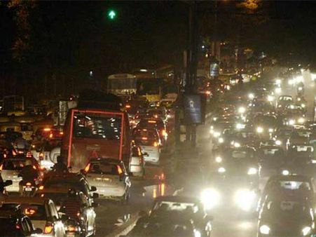 தொடர் மழை எதிரொலி... சென்னையில் பஸ், ரயில் போக்குவரத்து ஸ்தம்பிப்பு!