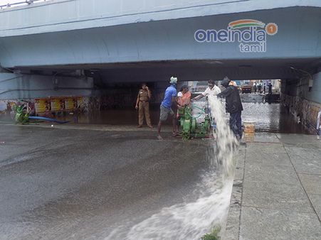 அலறவைத்த மழை... சுரங்கப்பாதைகளில் மழைநீரை அப்புறப்படுத்தும் மாநகராட்சி ஊழியர்கள்!