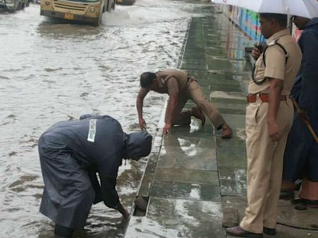 சபாஷ் சார்.. வெறும் கைகளால் கால்வாய் அடைப்பை சரி செய்த சென்னை இன்ஸ்பெக்டர்! வைரலாகும் போட்டோ