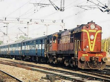 சேரன் எக்ஸ்பிரஸ் ரயிலில் இருந்து ஈஷா தியான லிங்க இலச்சினை நீக்கம்.. தெற்கு ரயில்வே நடவடிக்கை
