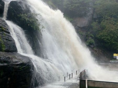 பொங்கி வழியும் குற்றாலம் அருவிகள் ... குளிக்கலாம் வர்றீங்களா?