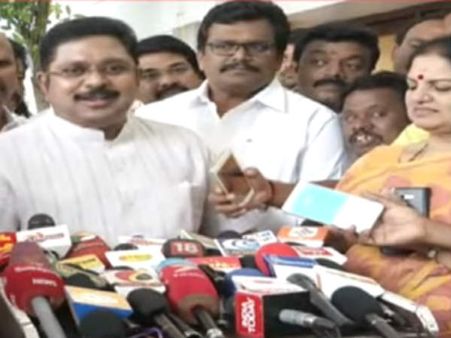 அதிமுக வங்கி கணக்குகளை சசி, தினகரன் பார்வையிடலாம்.. ஹைகோர்ட் அனுமதி