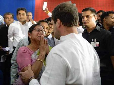 பாஜகவால் பெரும் துயரம்.. கதறி அழுத ஆசிரியை.. ஆறுதல் கூறிய ராகுல்.. குஜராத்தில் உருக்கம்