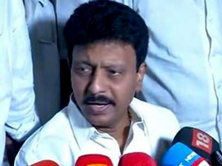 ரெய்டு நடத்தி எங்க பிணத்தைதான் பணியவைக்க முடியும்- திவாகரன்