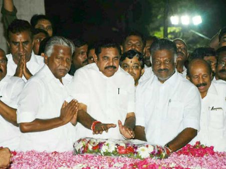 இரட்டை இலை சின்னம் கிடைத்தற்கு நன்றி!... ஜெ. சமாதியில் ஓபிஎஸ், ஈபிஎஸ் மரியாதை!