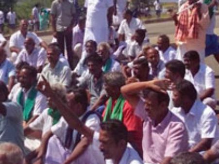 கட்டளை கால்வாயில் நீர் திறக்க கோரி தஞ்சை விவசாயிகள் சாலை மறியல்... போக்குவரத்து பாதிப்பு