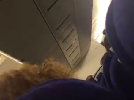 விமானத்தில் கேட்ட வித்தியாசமான சத்தம்.. கதறிய பயணிகள்.. கண்டுகொள்ளாத பைலட்