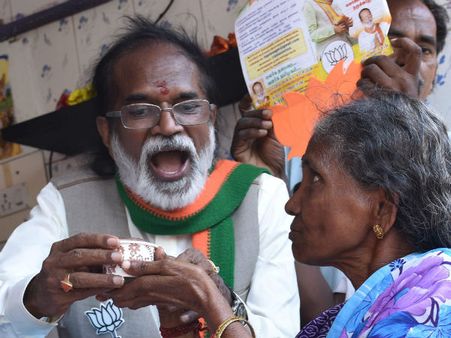 ஆர்.கே.நகரில் தினகரனுக்கு செக் வைக்க கங்கை அமரனே நல்ல சாய்ஸ்... 30-ல் தமிழக பாஜக ஆலோசனை