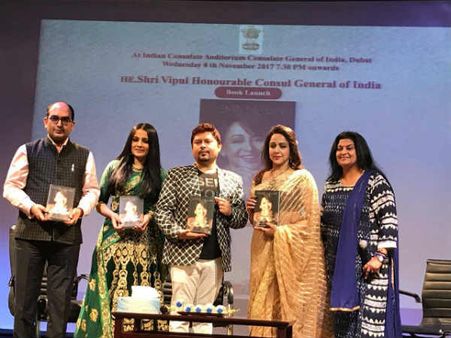 'ட்ரீம் கேர்ல்' துபாயில் வெளியிடப்பட்ட ஹேமமாலினியின் ஆங்கில நூல்!