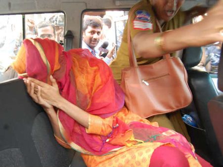 ஐஏஎஸ் தேர்வில் காப்பியடித்த ஐபிஎஸ் அதிகாரி: உதவிய மனைவி, ஐ.ஏ.எஸ் அகாடமி நிர்வாகி கைது