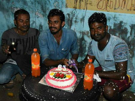 யாழ். வல்வெட்டிதுறையில் பிரபாகரனின் இடிக்கப்பட்ட வீடு முன்பாக நள்ளிரவில் பிறந்த நாள் கொண்டாட்டம்