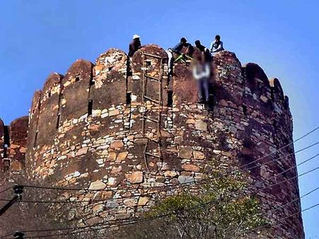 பத்மாவதி’ பட விவகாரம் : ஜெய்ப்பூர் கோட்டை அருகே தூக்கில் தொங்கி ஒருவர் தற்கொலை