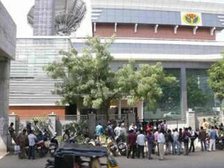 ஜெயா டிவி, கிருஷ்ணப்பிரியா, விவேக் வீடுகளில் 5-வது நாளாக ஐடி ரெய்டு- இன்றும் ஆவணங்கள் சிக்கும்?