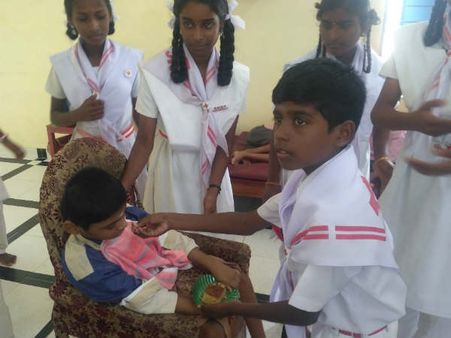 சபாஷ்..! மாற்றுத்திறன் மாணவர்களுக்கு சேவைப் பணியாற்றிய நகராட்சிப்பள்ளி மாணவர்கள்!